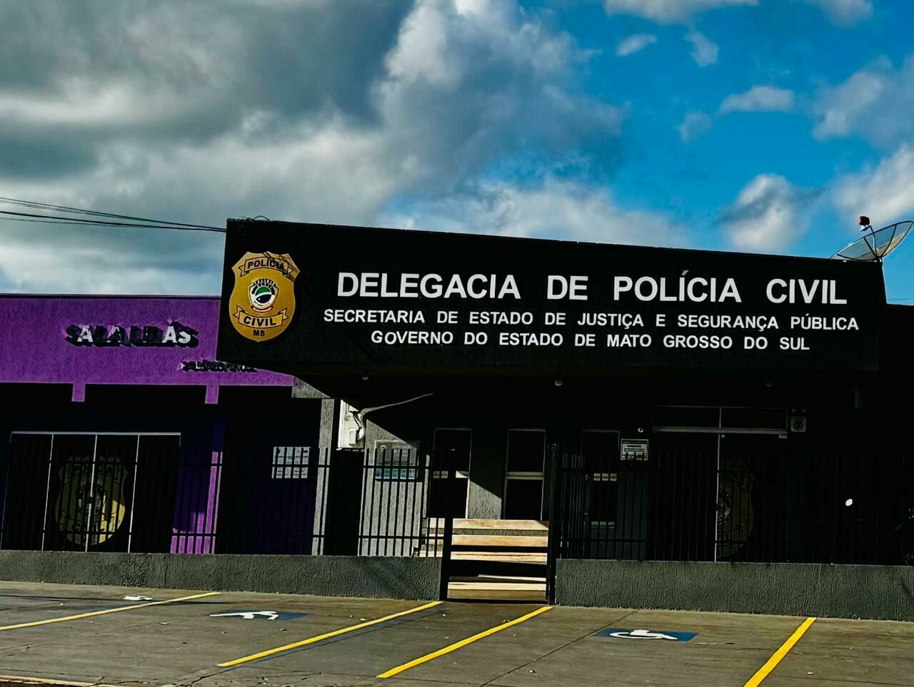 Imagem de compartilhamento para o artigo Mãe e filho são agredidos durante a madrugada em Costa Rica; homem é preso da MS Todo dia